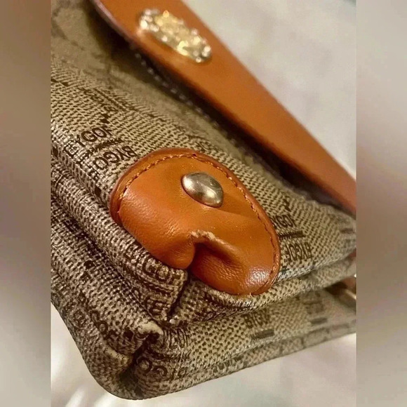 Cute little wallet. No name. Great condition - Picture 8 of 8